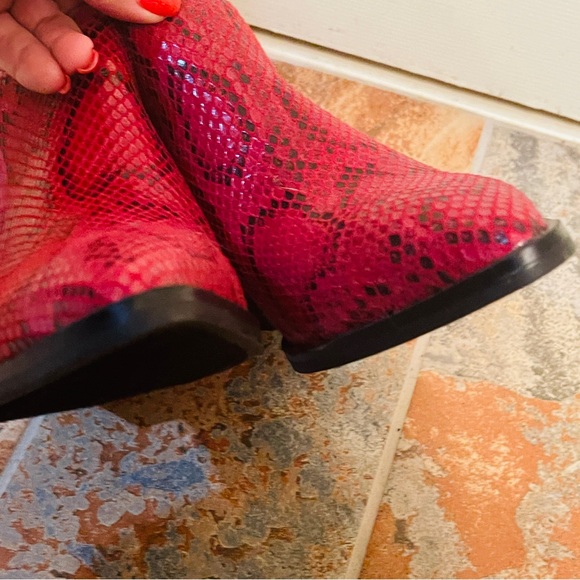 🐦‍🔥NWOT! Gorgeous Sugar Split Side Python Red & Black Pointed Toe Booties! - Picture 7 of 14
